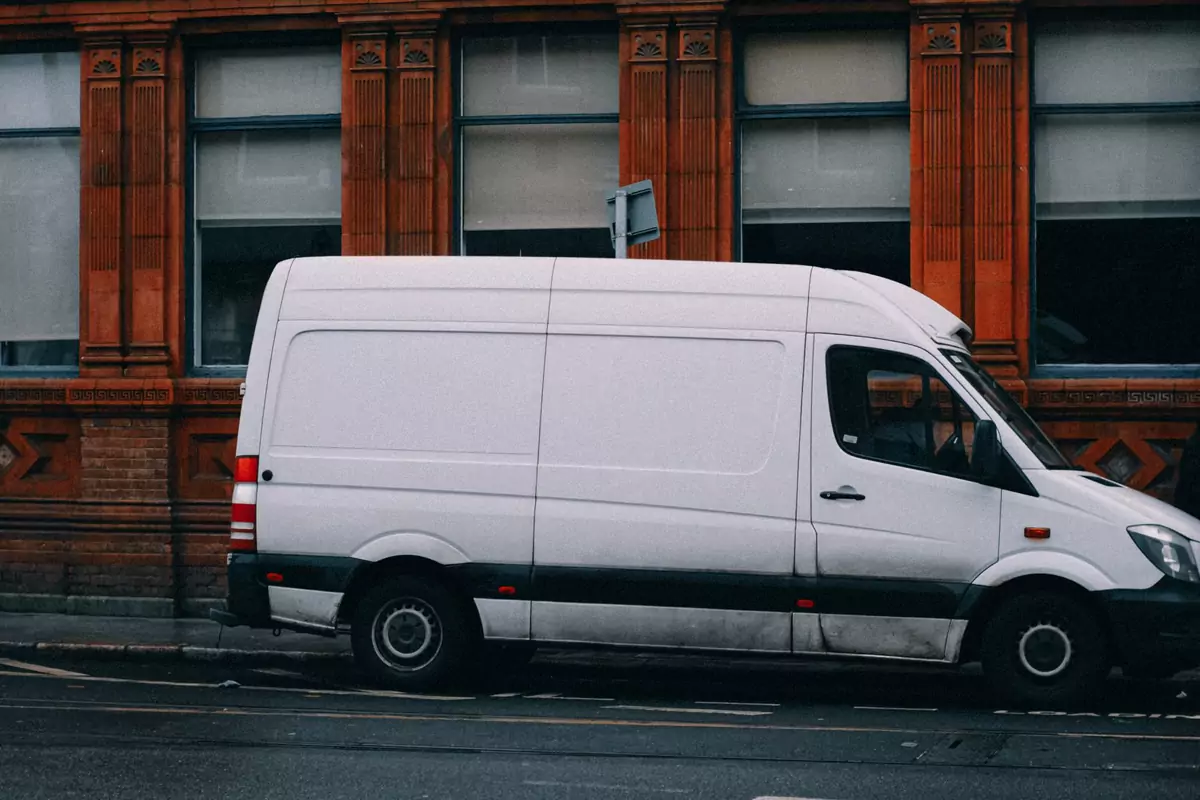 Weißer Transporter steht am Fahrbahnrand einer europäischen Straße