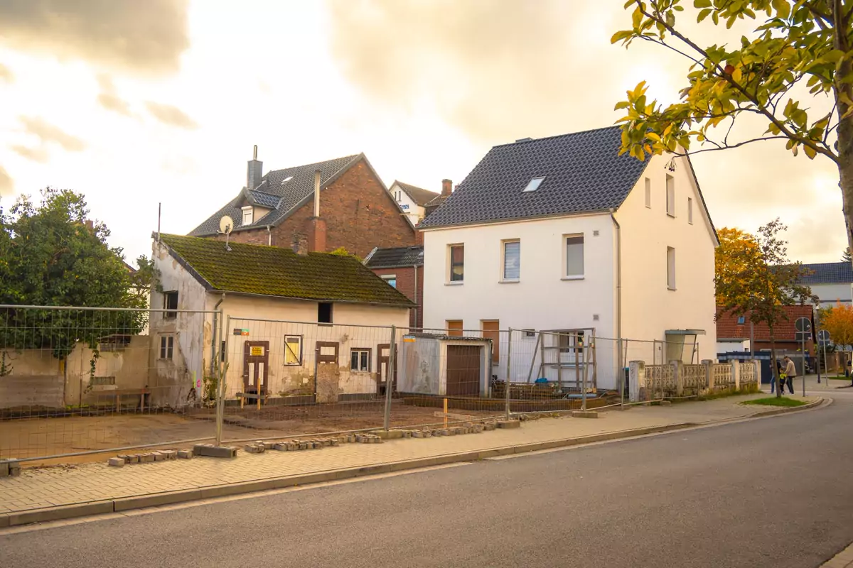 Ruhige Wohnstraße mit Mehrfamilienhäusern und Parkflächen