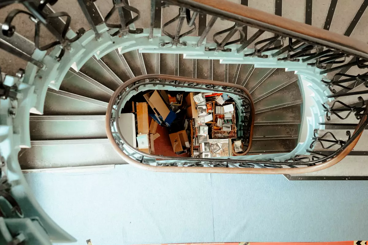 Kartontransport durch ein mehrgeschossiges Treppenhaus von oben