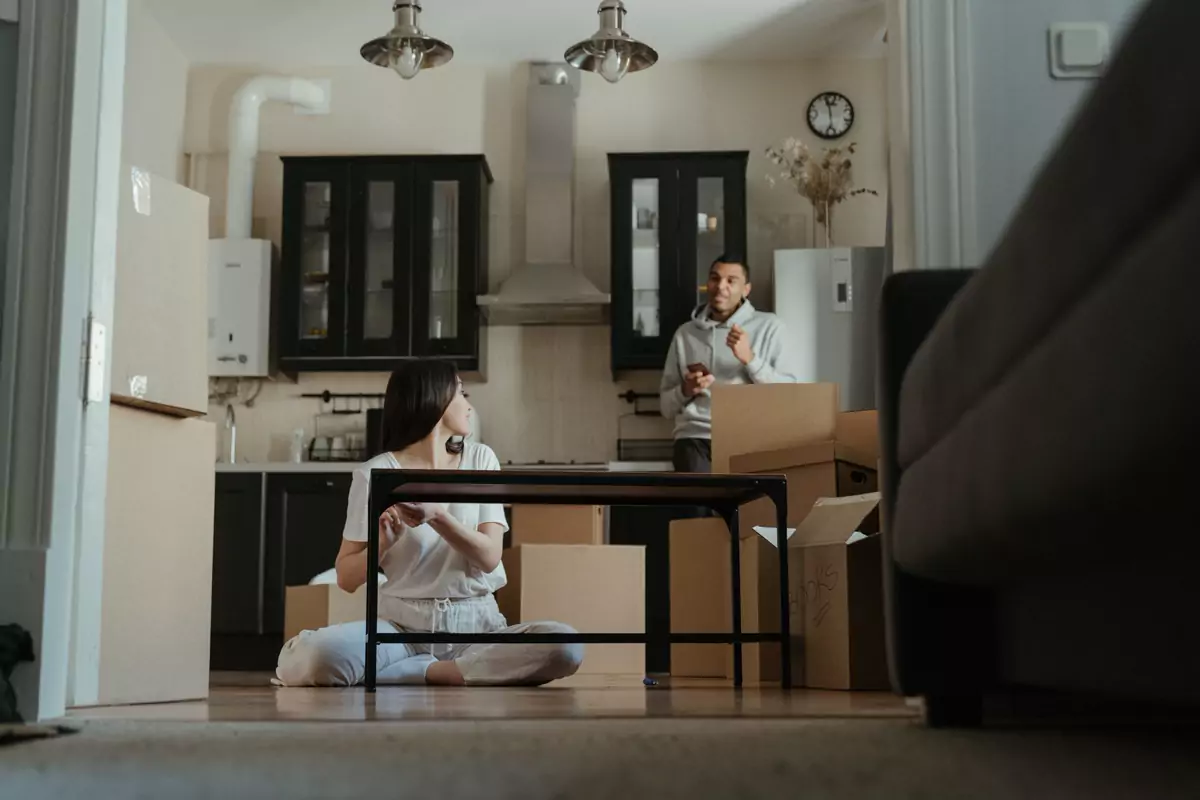 Familie packt Kartons in einer hellen Wohnung