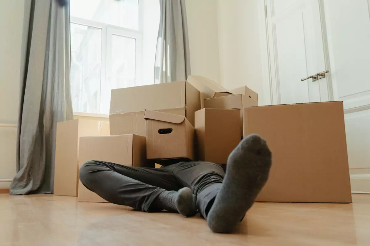 Gepackte Kartons stehen zum Abtransport im leeren Wohnzimmer