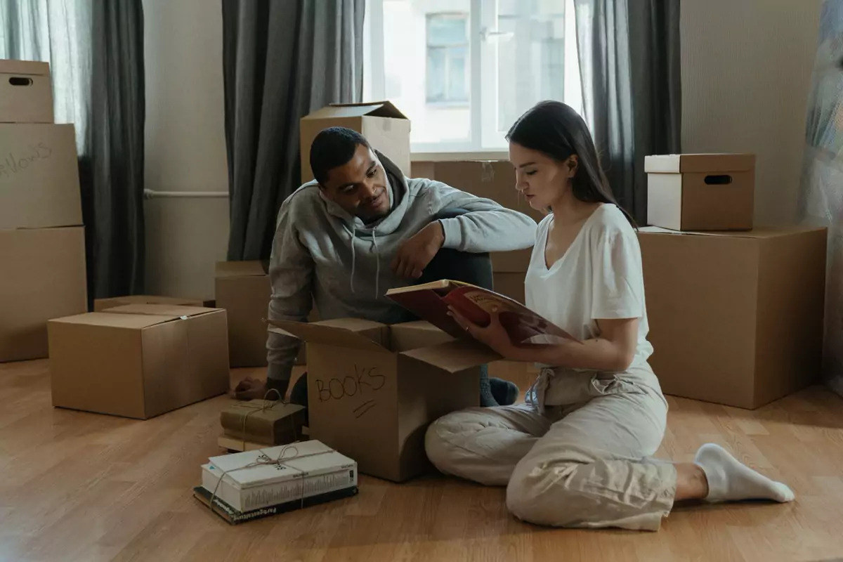 Inventarliste und Kartons liegen zur Planung auf dem Boden