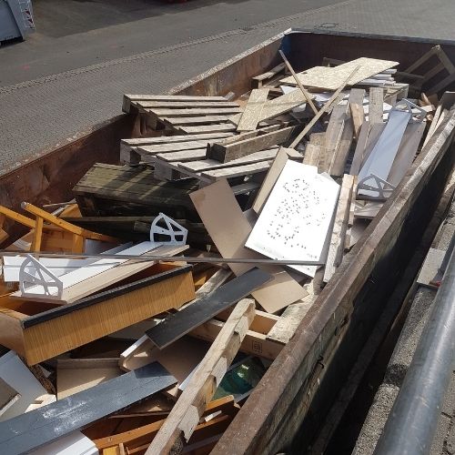 Entrümpelte Wohnung liegt im Container