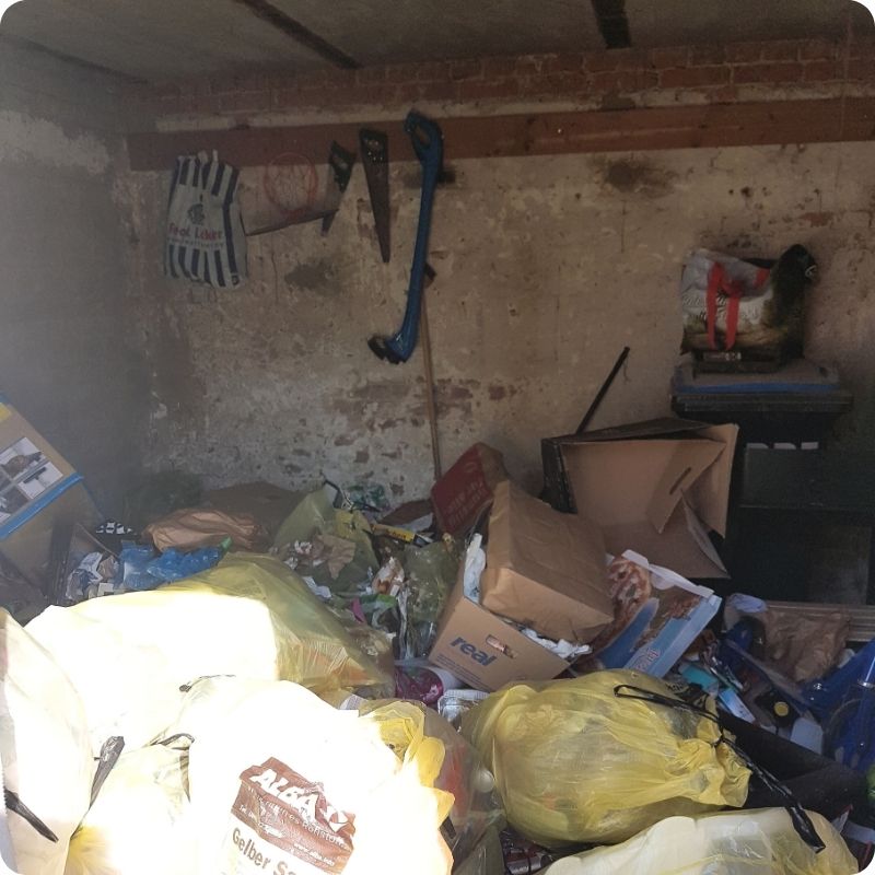 Voller Kellerraum vor der Entrümpelung