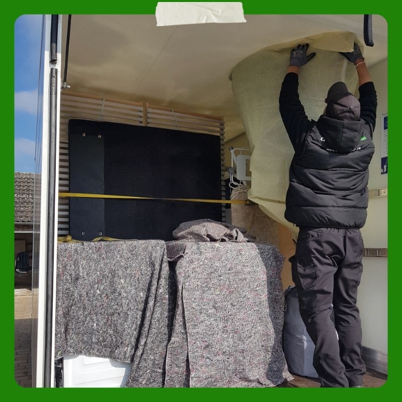 CityTransportWob Mitarbeitender räumt eine Pflanze in den Transporter