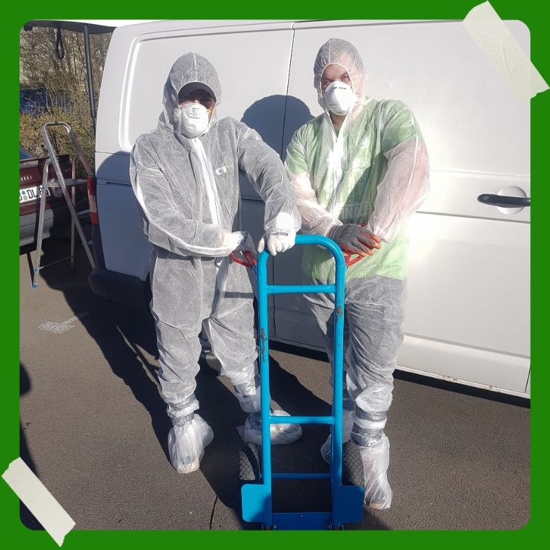 Zwei Mitarbeitende von CityTransportWob in Schutzanzügen