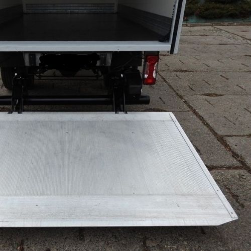 Offener Transporter mit Ladefläche