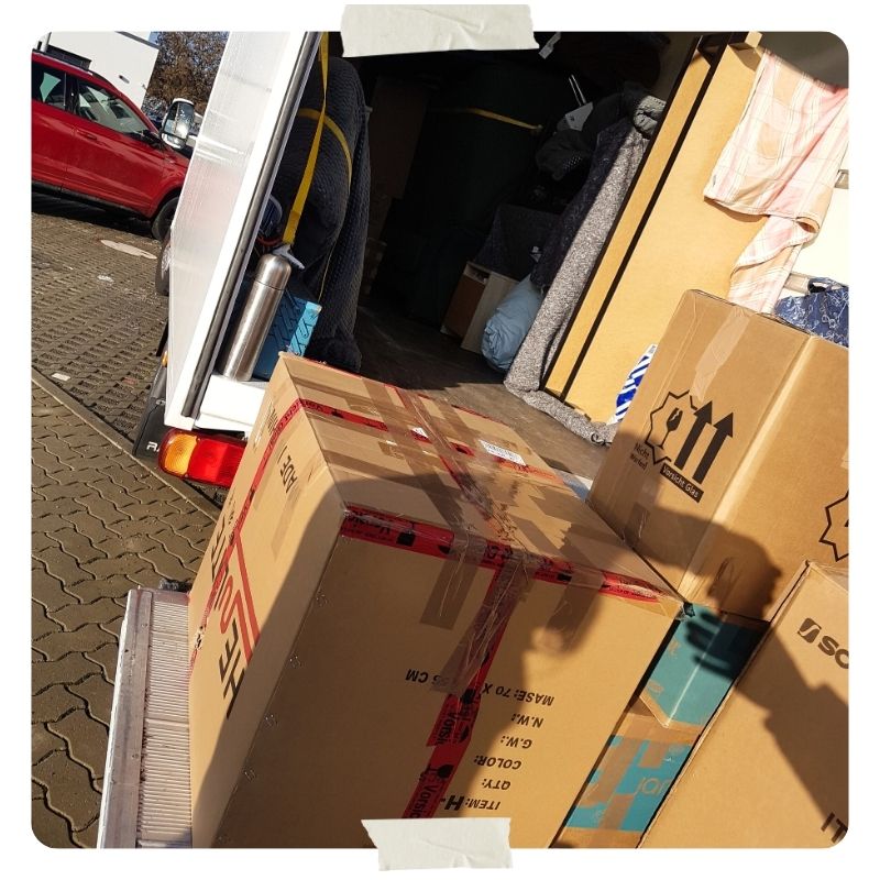 Offener Transporter mit gepackten Paketen auf der Ladefläche 