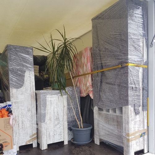 Möbel transportsicher verpackt in der Wohnung stehend
