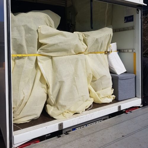 Umzugsgut verpackt im Transporter