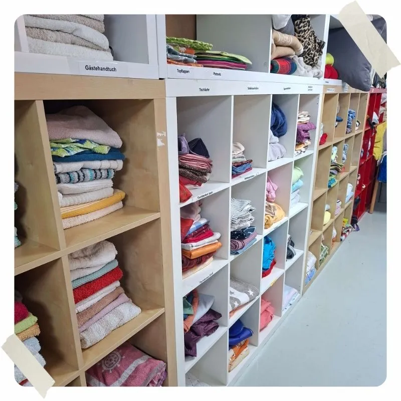 Kleidungsstücke im Schrank sortiert in der DRK Wolfsburg Kleiderkammer